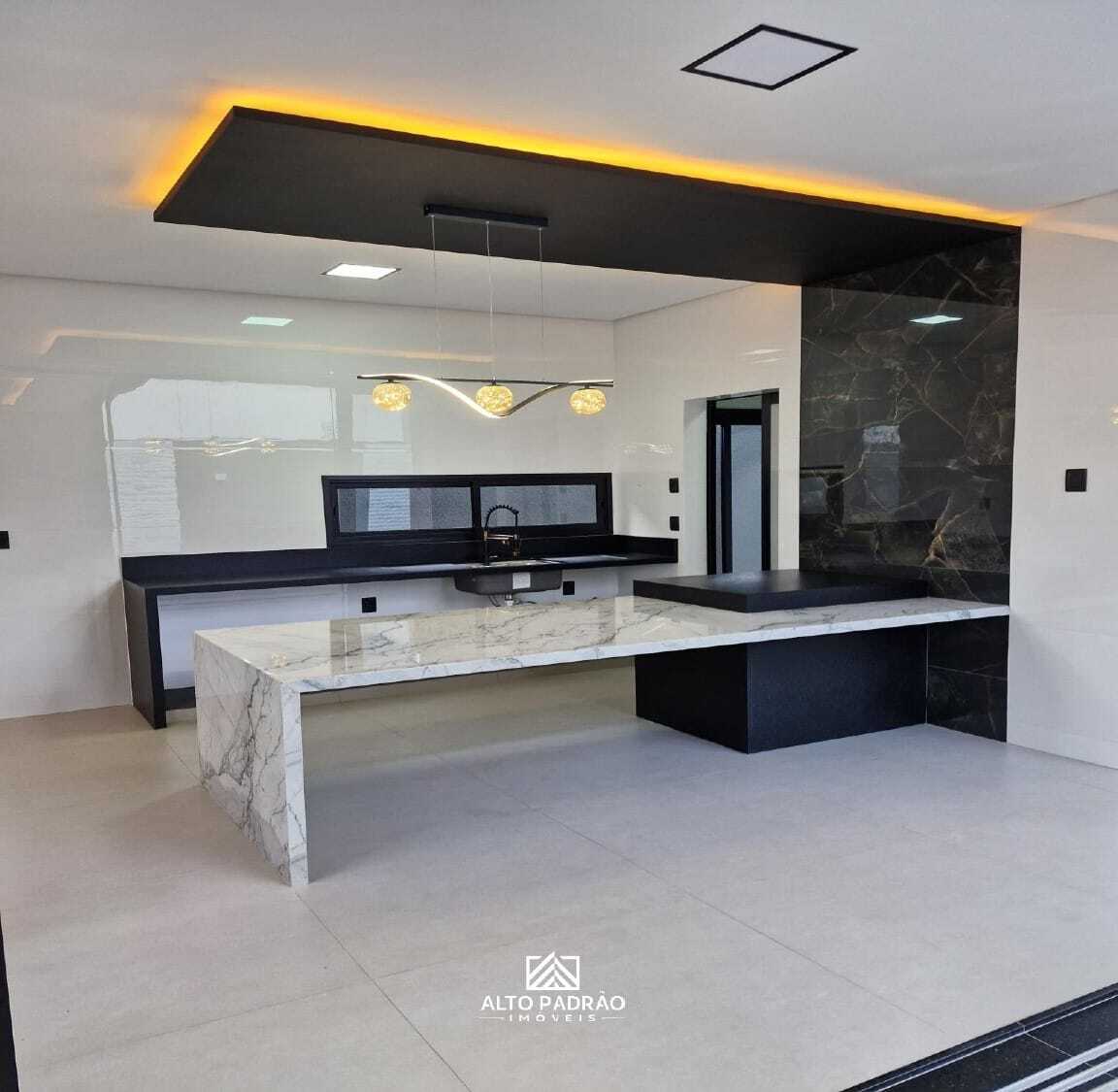 Casa 4 Suítes à Venda no Bairro Moinho dos Ventos em Goiânia - GO — foto