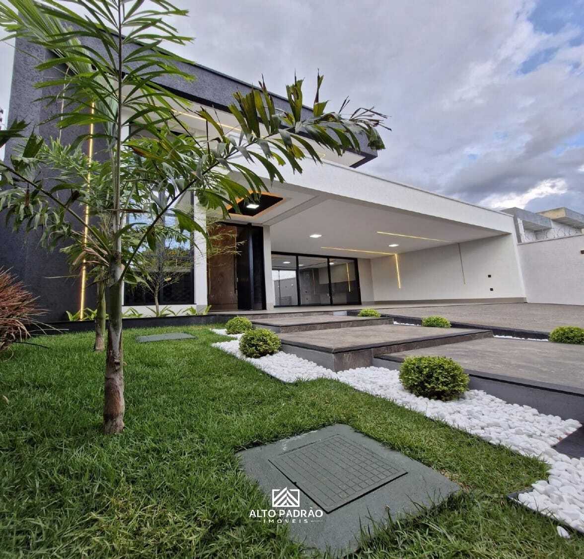 Casa 4 Suítes à Venda no Bairro Moinho dos Ventos em Goiânia - GO — foto