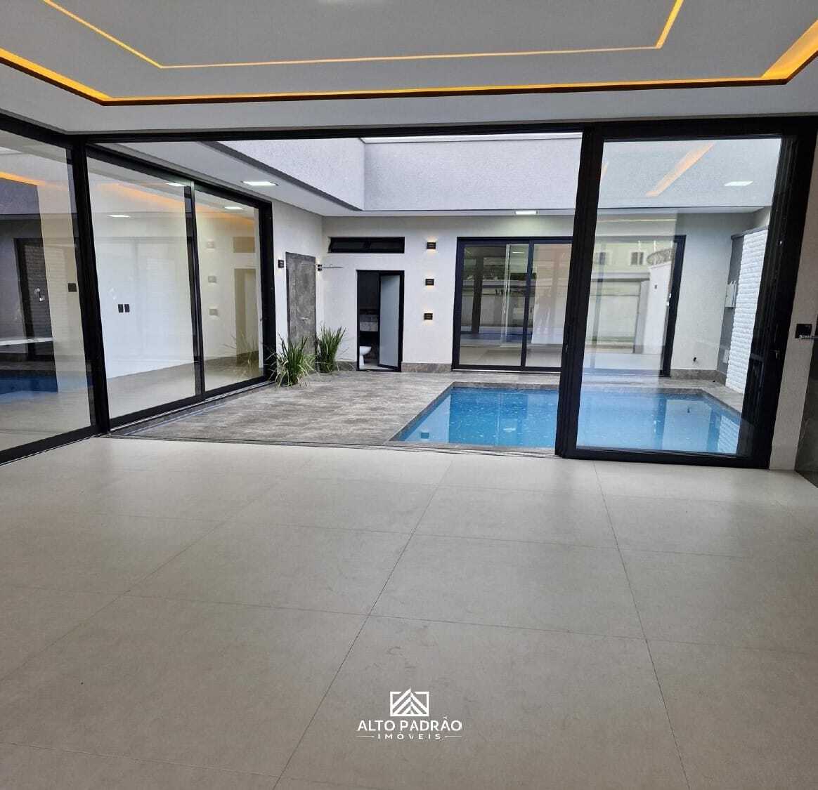 Casa 4 Suítes à Venda no Bairro Moinho dos Ventos em Goiânia - GO — foto