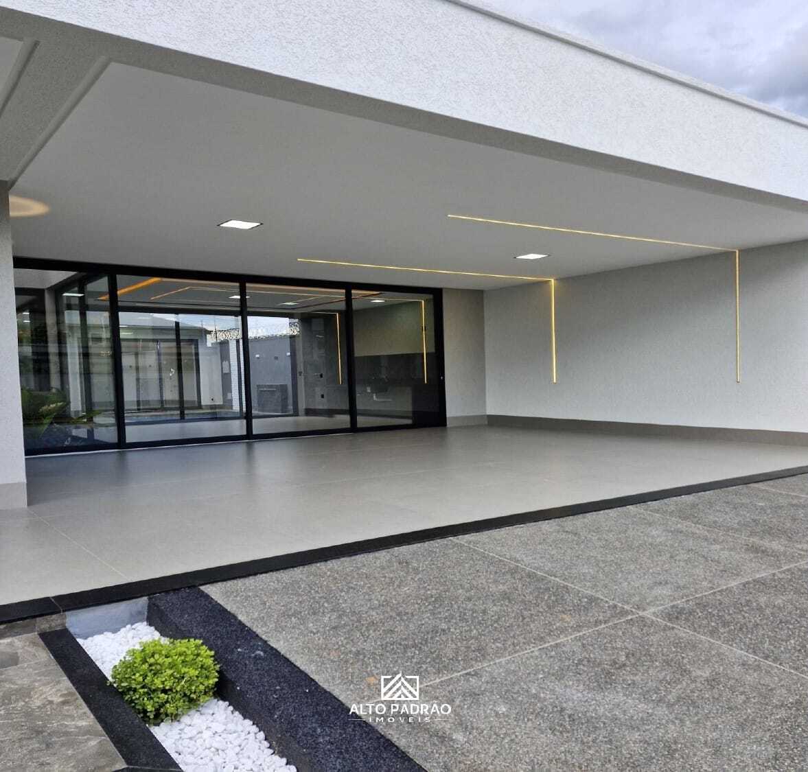 Casa 4 Suítes à Venda no Bairro Moinho dos Ventos em Goiânia - GO — foto