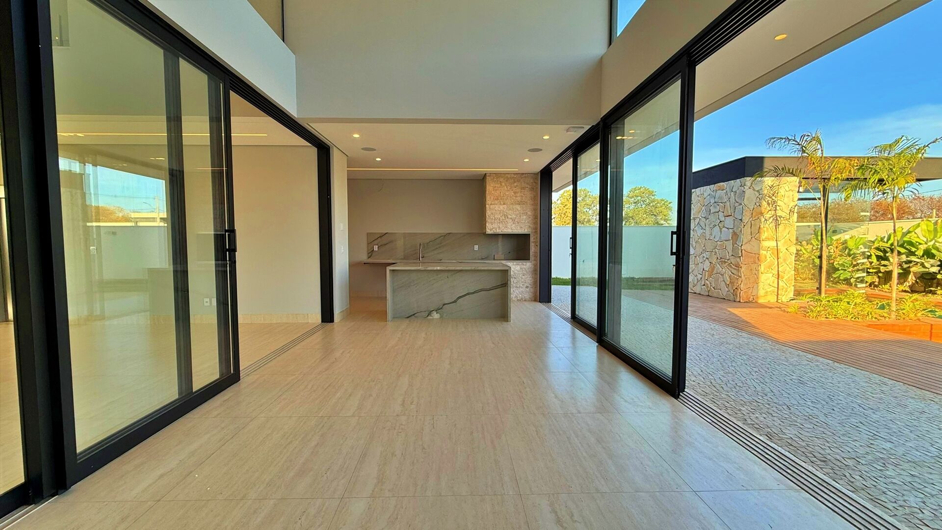 Sobrado 4 Suítes, 350 m² c/ Lazer à Venda no Condomínio Caribe Golf — foto