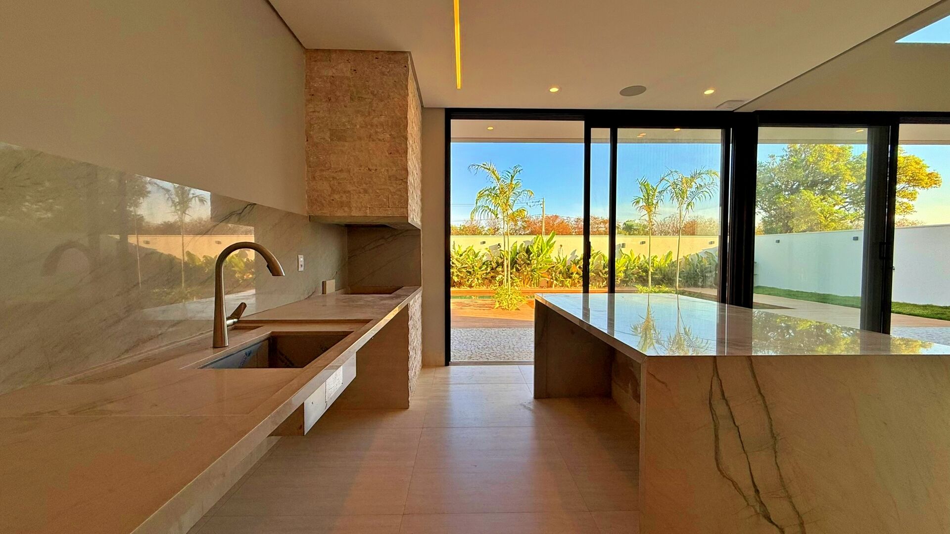 Sobrado 4 Suítes, 350 m² c/ Lazer à Venda no Condomínio Caribe Golf — foto