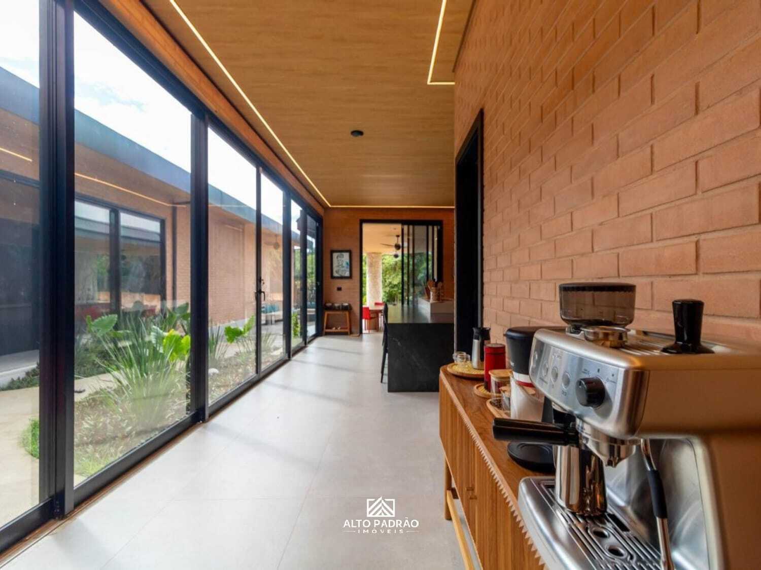 Casa 4 Suítes Mobiliada à venda no Condomínio Mansões Morumbi - Senador Canedo/GO — foto