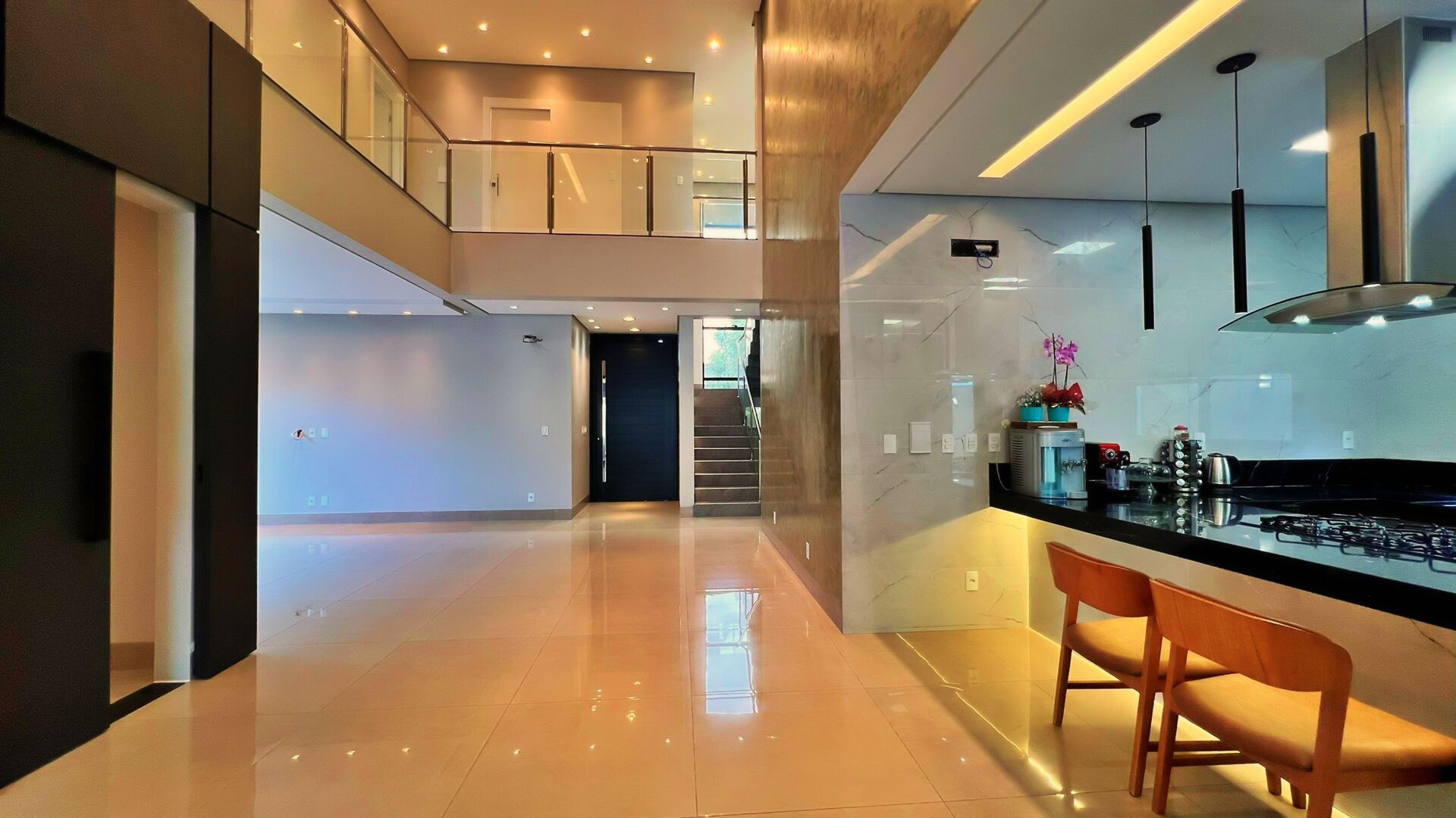 Sobrado 4 Suítes, 307 m² c/ Lazer à Venda no Condomínio Privillege — foto