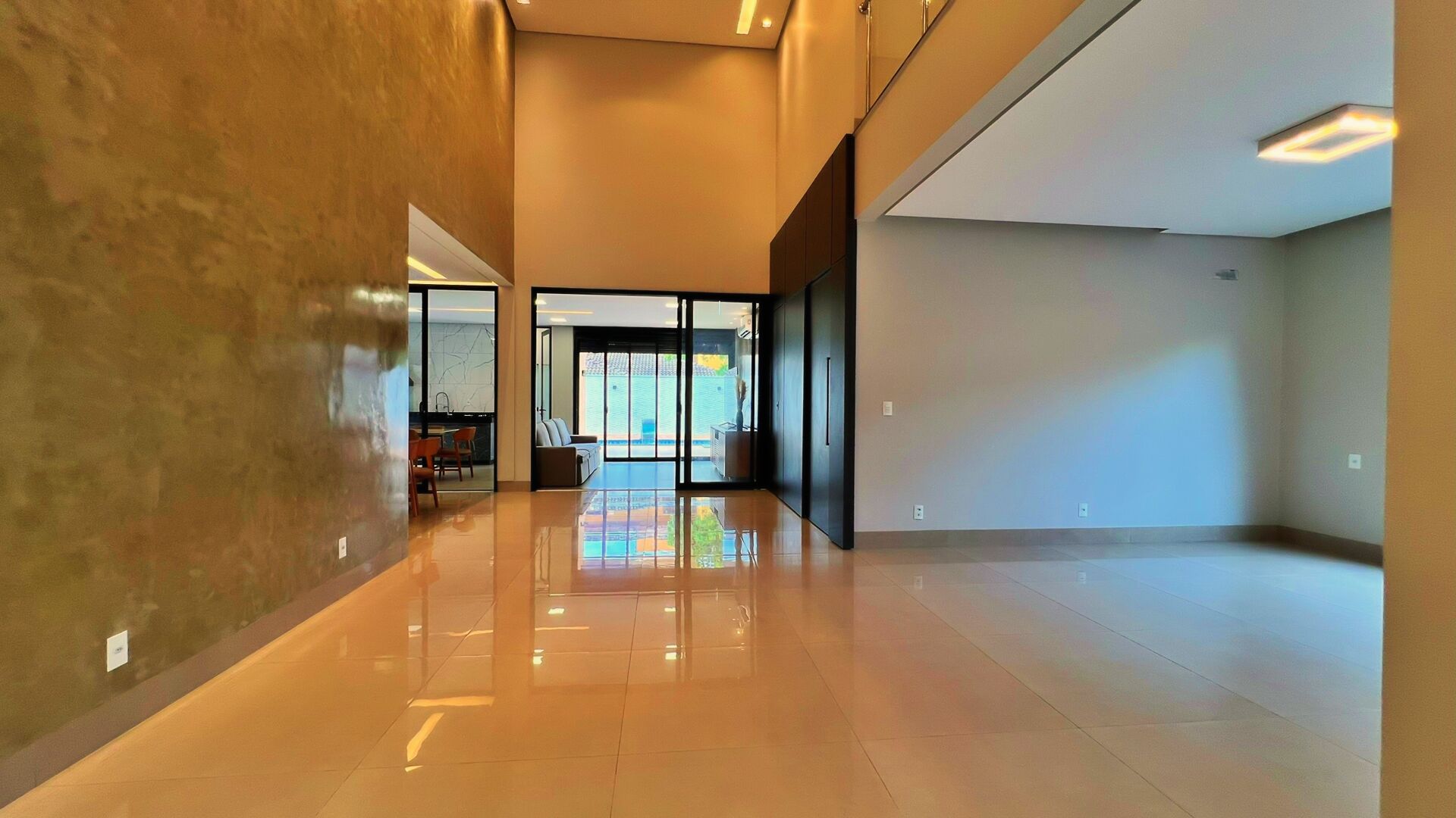 Sobrado 4 Suítes, 307 m² c/ Lazer à Venda no Condomínio Privillege — foto