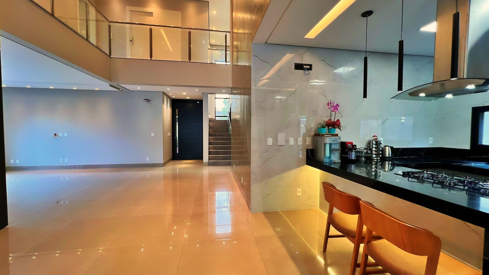 Sobrado 4 Suítes, 307 m² c/ Lazer à Venda no Condomínio Privillege — foto