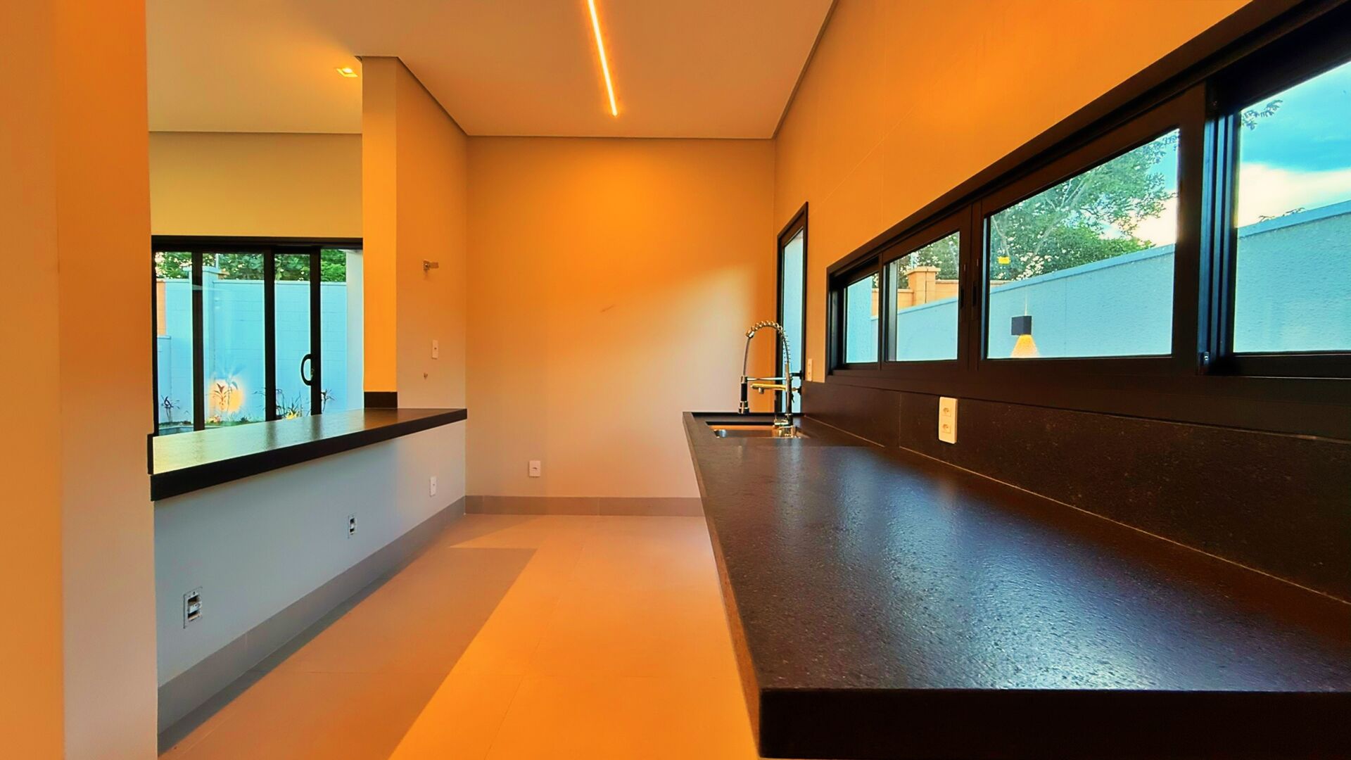 Sobrado 3 Suítes  + Escritório, 290 m² c/ Lazer à Venda no Condomínio Alphaville — foto