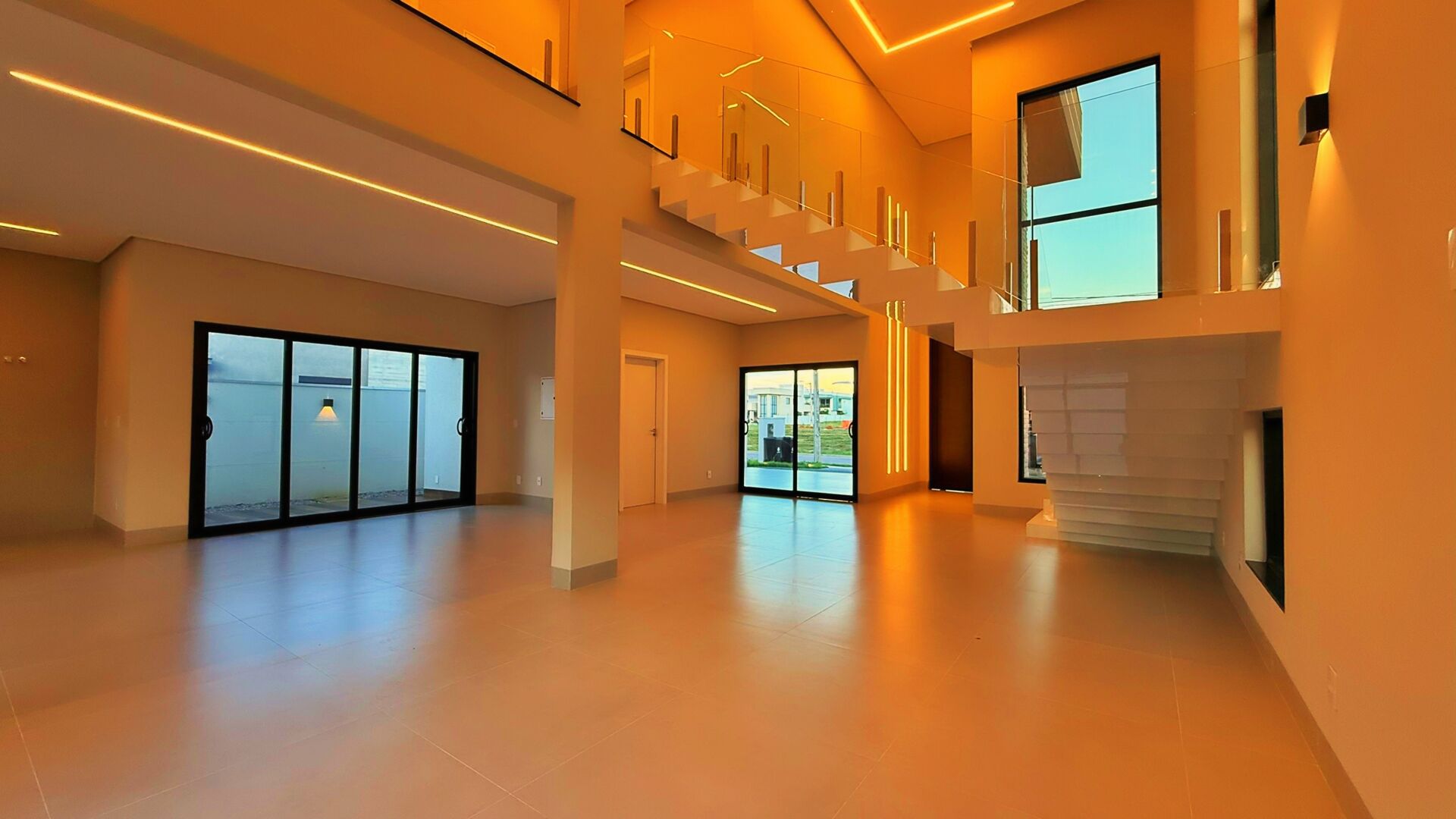 Sobrado 3 Suítes  + Escritório, 290 m² c/ Lazer à Venda no Condomínio Alphaville — foto