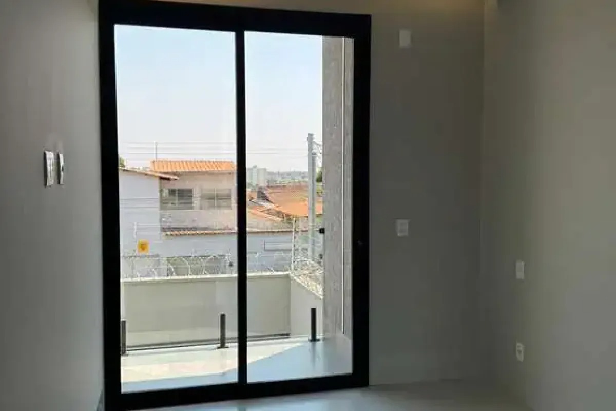 Sobrados de Alto Padrão à Venda no Jardim Vila Boa - Goiânia/GO   Localização privilegiada, ao lado da Av. Olavo Bilac! — foto