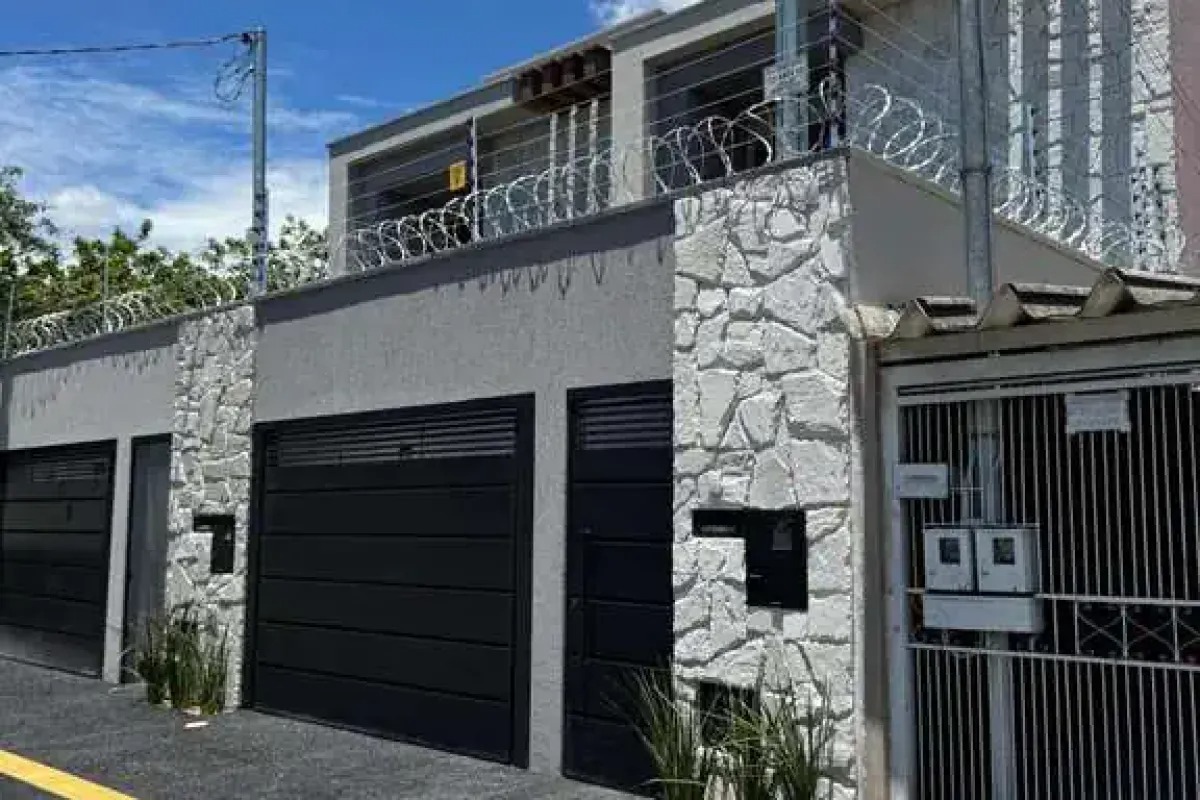 Sobrados de Alto Padrão à Venda no Jardim Vila Boa - Goiânia/GO   Localização privilegiada, ao lado da Av. Olavo Bilac! — foto