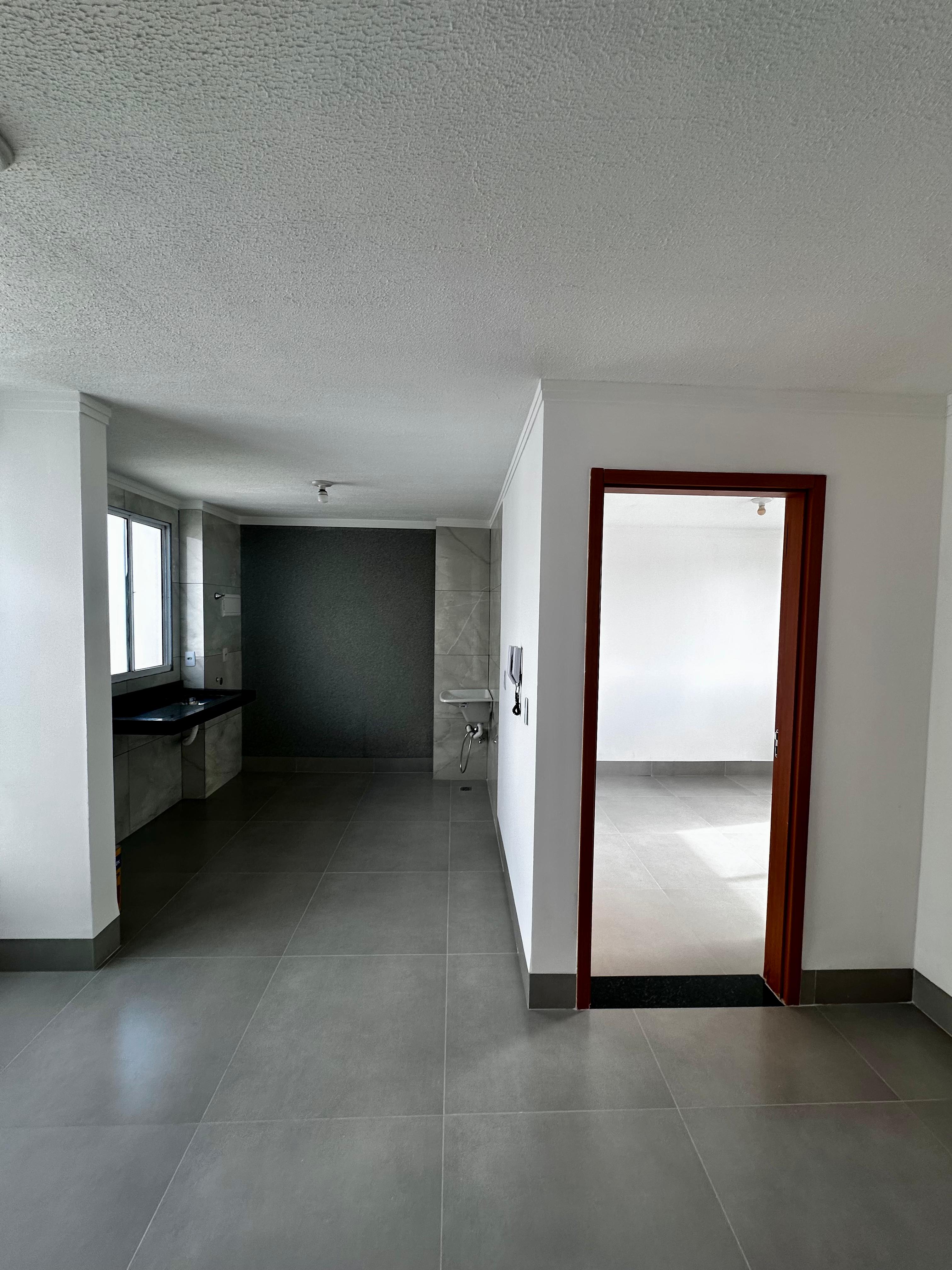 APARTAMENTO À VENDA NO RESIDENCIAL GRAN AMÉRICA - REFORMADO, ÚLTIMO ANDAR E NASCENTE — foto