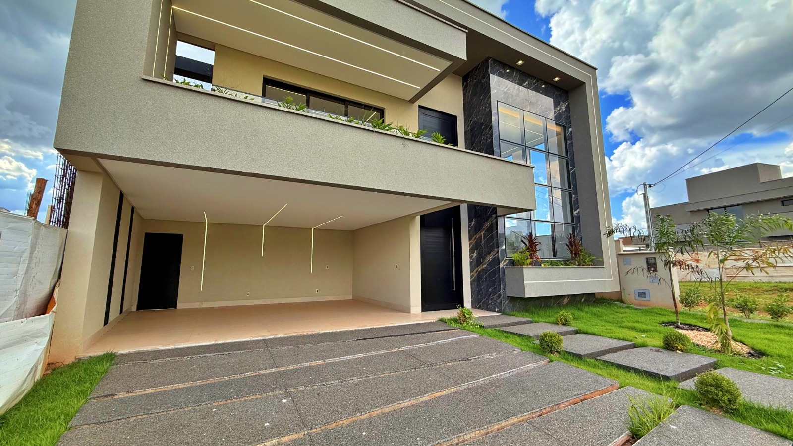 Sobrado com 4 suítes à venda no Condomínio Jardins Capri em Senador Canedo — foto