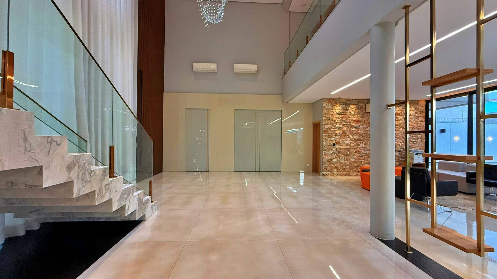 Sobrado 5 Suítes, 669 m² c/ Lazer à Venda na 204 Sul — foto