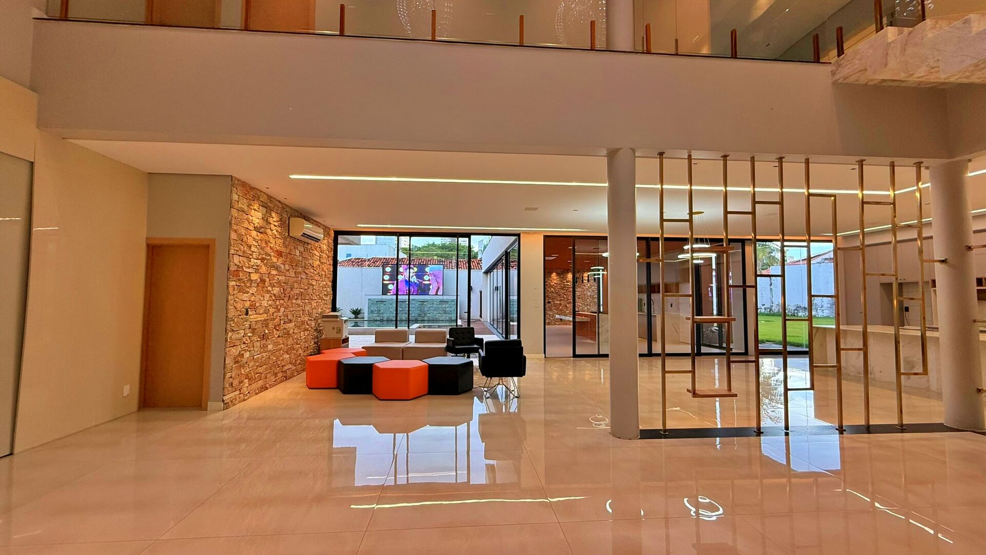 Sobrado 5 Suítes, 669 m² c/ Lazer à Venda na 204 Sul — foto