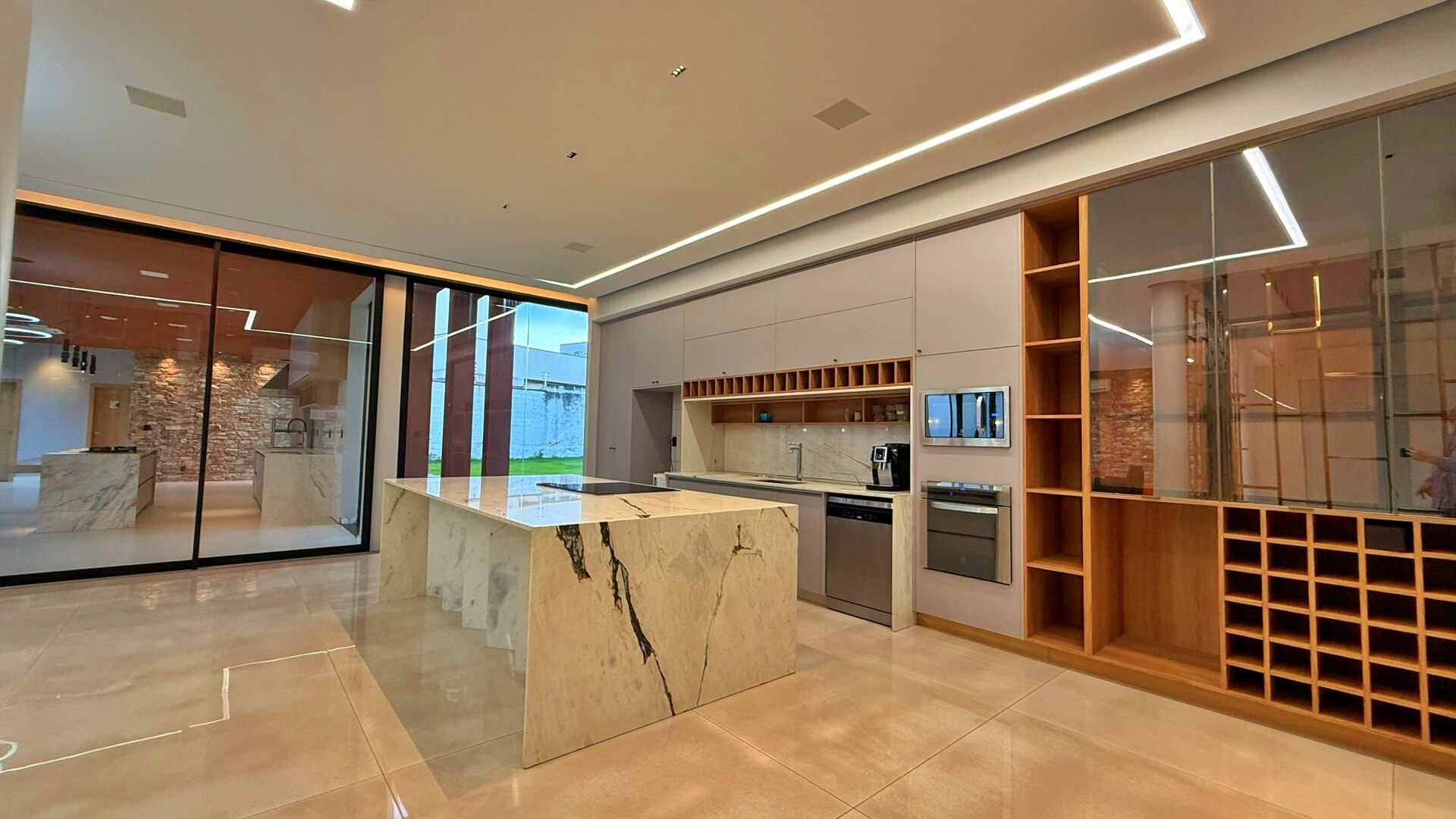 Sobrado 5 Suítes, 669 m² c/ Lazer à Venda na 204 Sul — foto