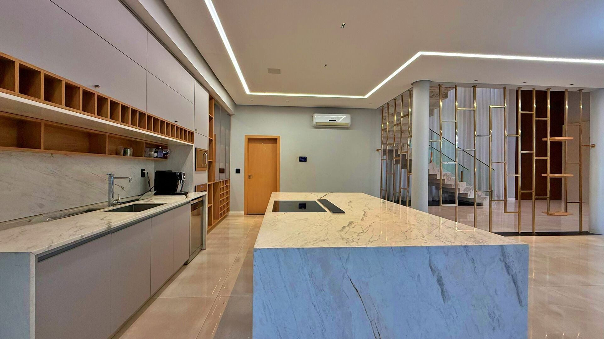 Sobrado 5 Suítes, 669 m² c/ Lazer à Venda na 204 Sul — foto