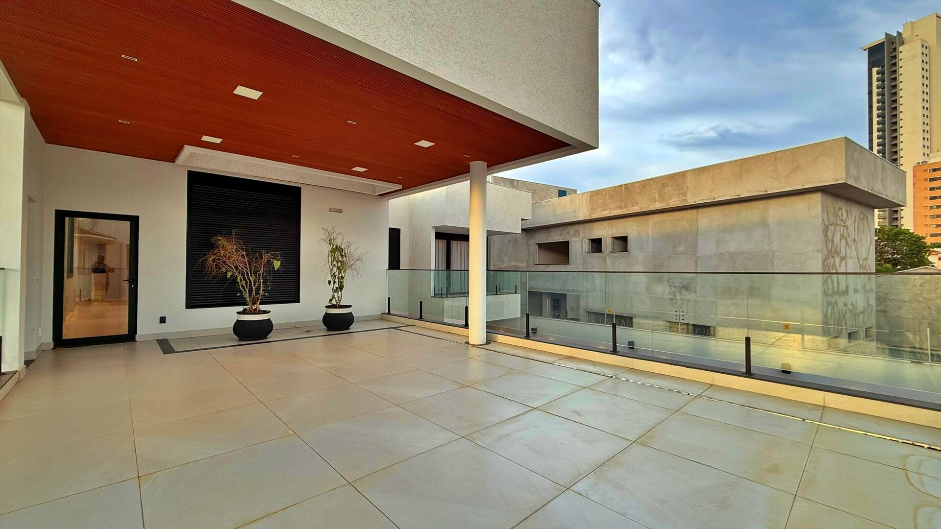 Sobrado 5 Suítes, 669 m² c/ Lazer à Venda na 204 Sul — foto