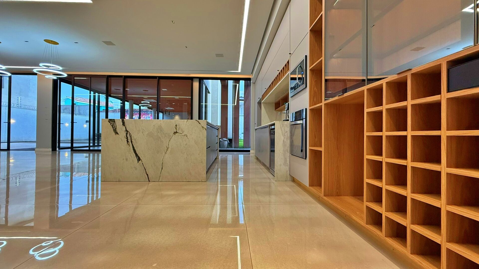 Sobrado 5 Suítes, 669 m² c/ Lazer à Venda na 204 Sul — foto