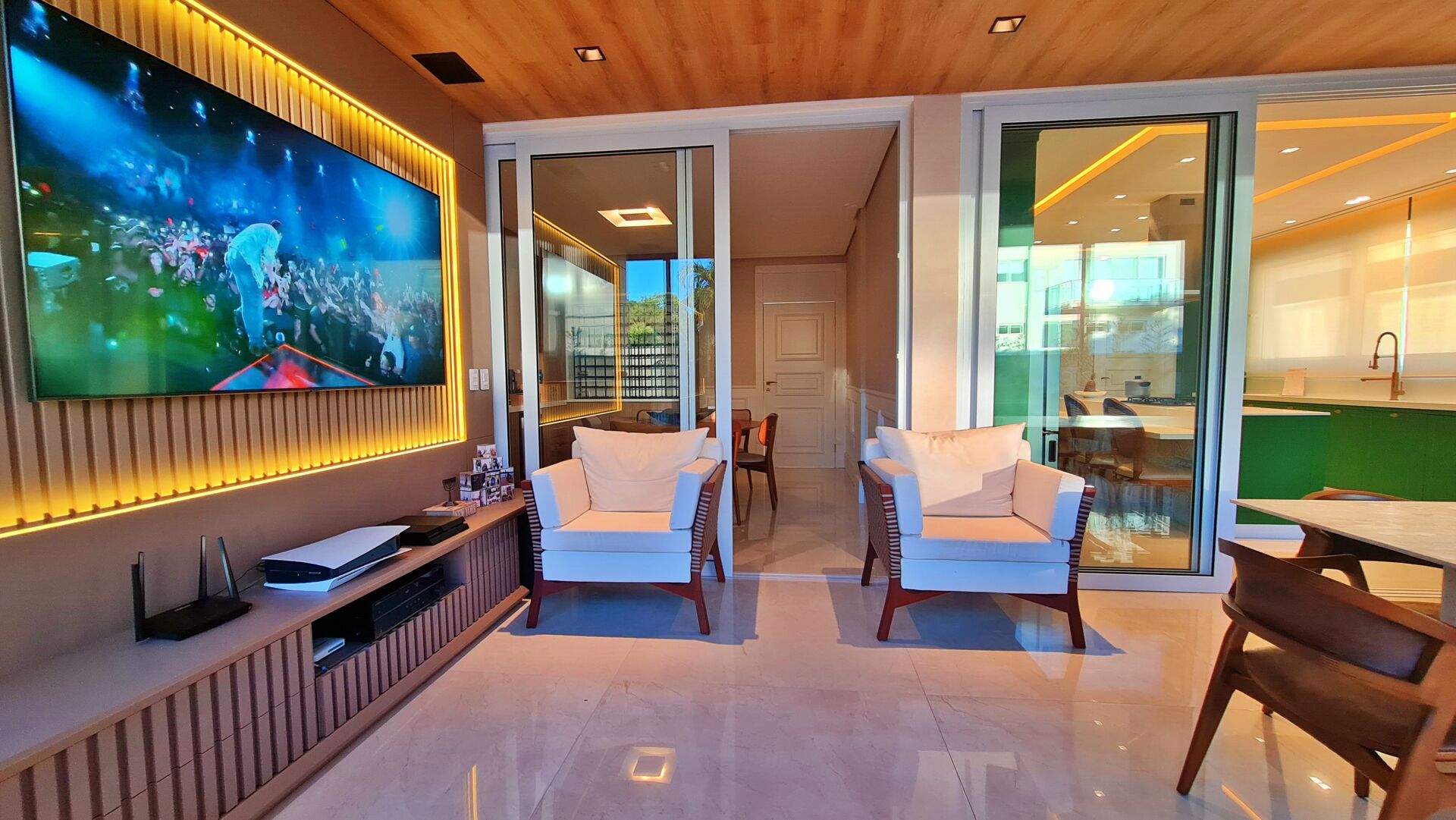 Sobrado de Esquina 4 Suítes, 460 m² Mobiliado à Venda no Condomínio Aldeia do Sol — foto