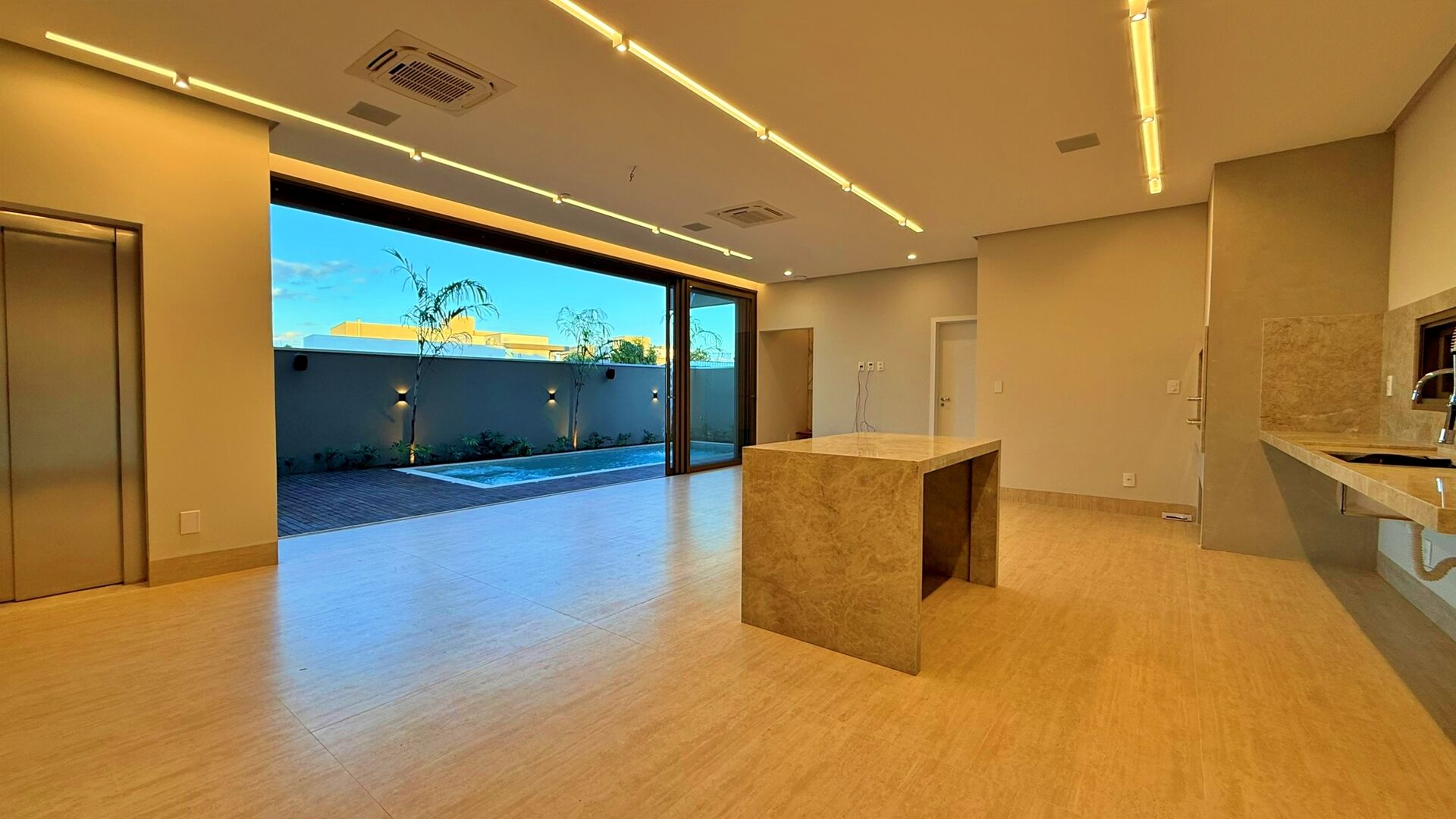Sobrado 5 Suítes, 370 m² c/ Lazer à Venda no Condomínio Alphaville Palmas — foto