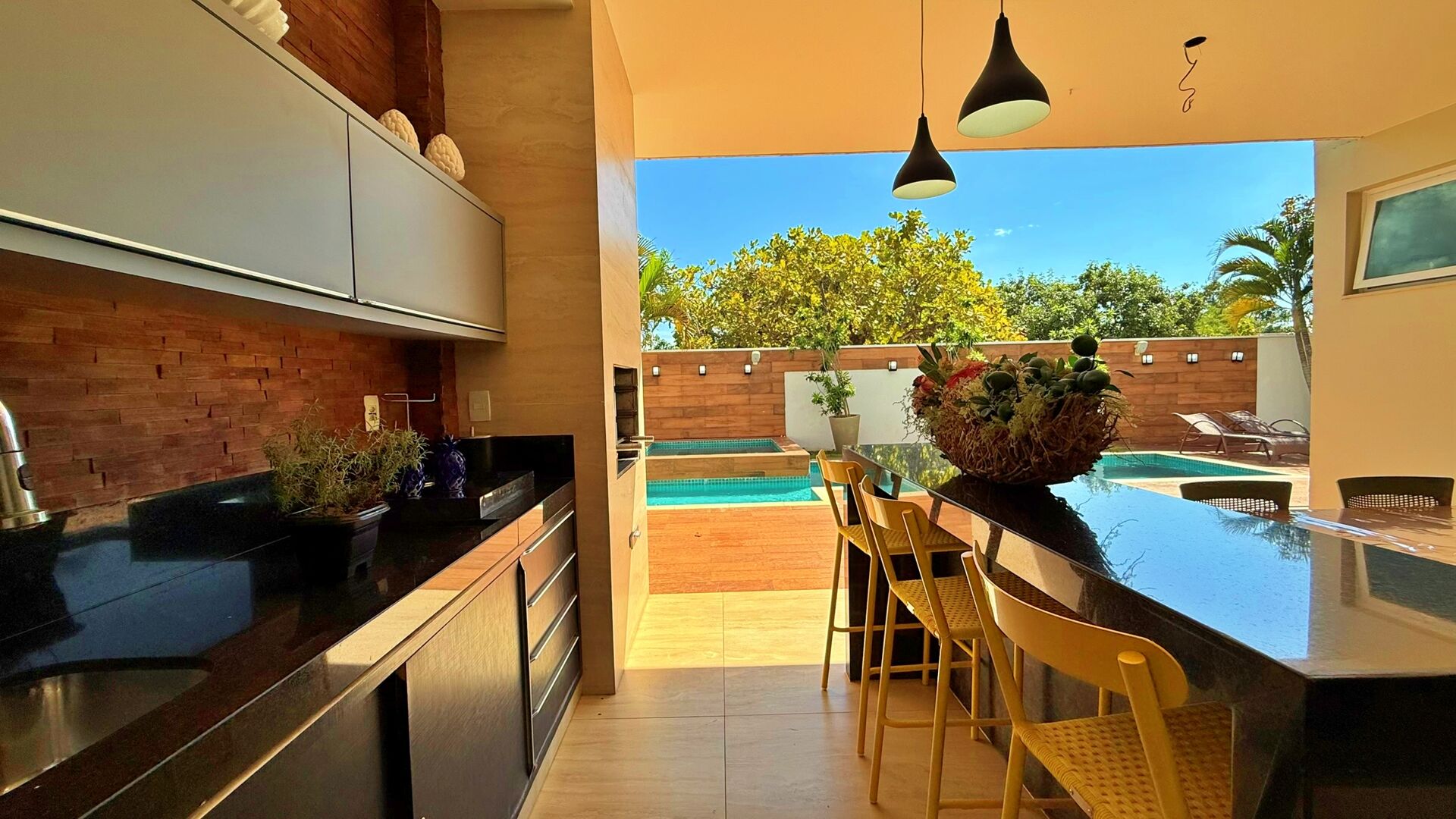Sobrado 4 Suítes, 296 m² Semi Mobiliado à Venda no Condomínio Mirante do Lago — foto