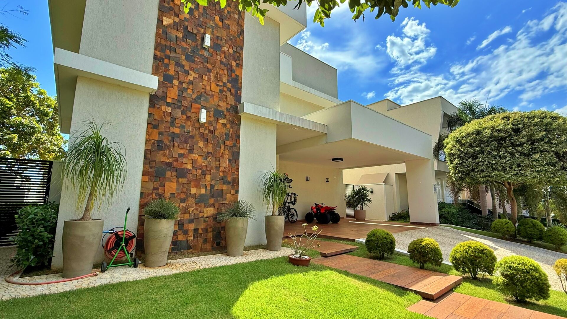 Sobrado 4 Suítes, 296 m² Semi Mobiliado à Venda no Condomínio Mirante do Lago — foto