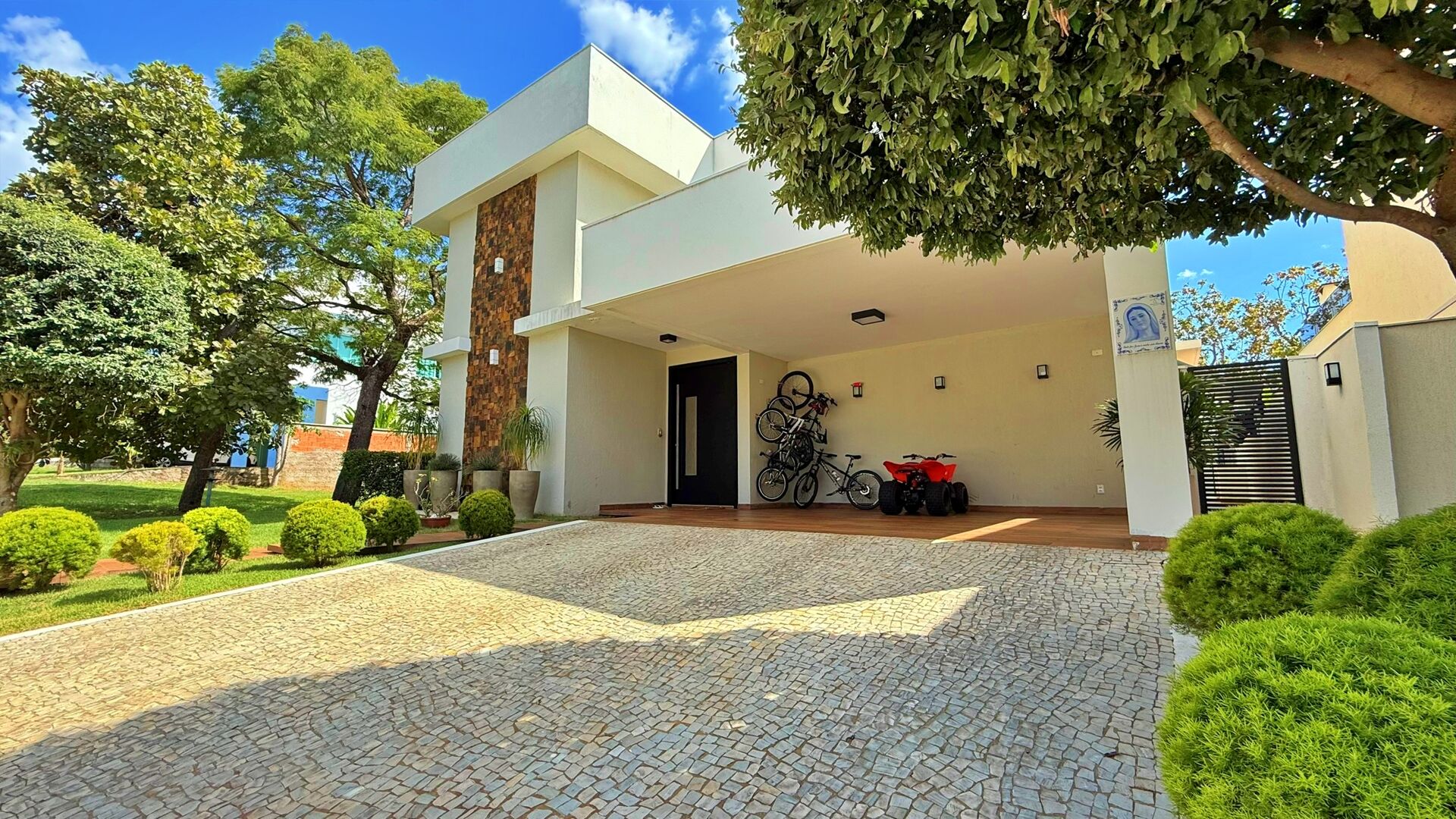 Sobrado 4 Suítes, 296 m² Semi Mobiliado à Venda no Condomínio Mirante do Lago — foto