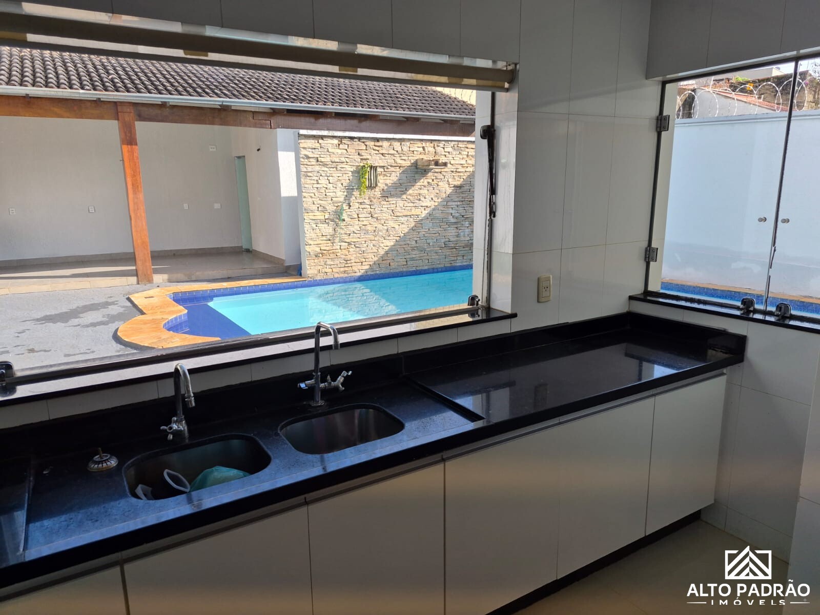 Casa, 3 quartos, 2518 m² - Foto 11
