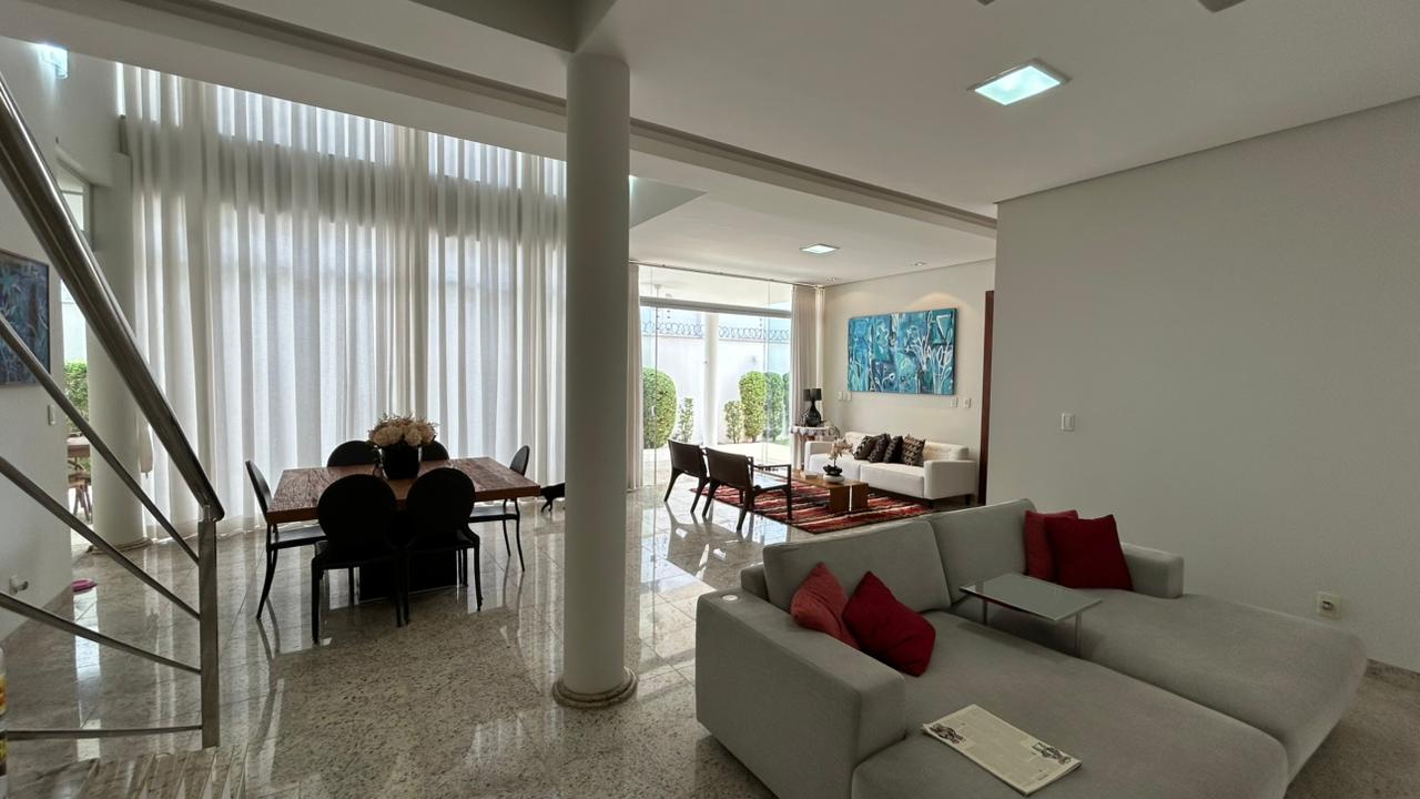 Casa de Alto Padrão na 205 Sul - 344,48 m² Construídos em Terreno de 700 m² | Energia Solar — foto