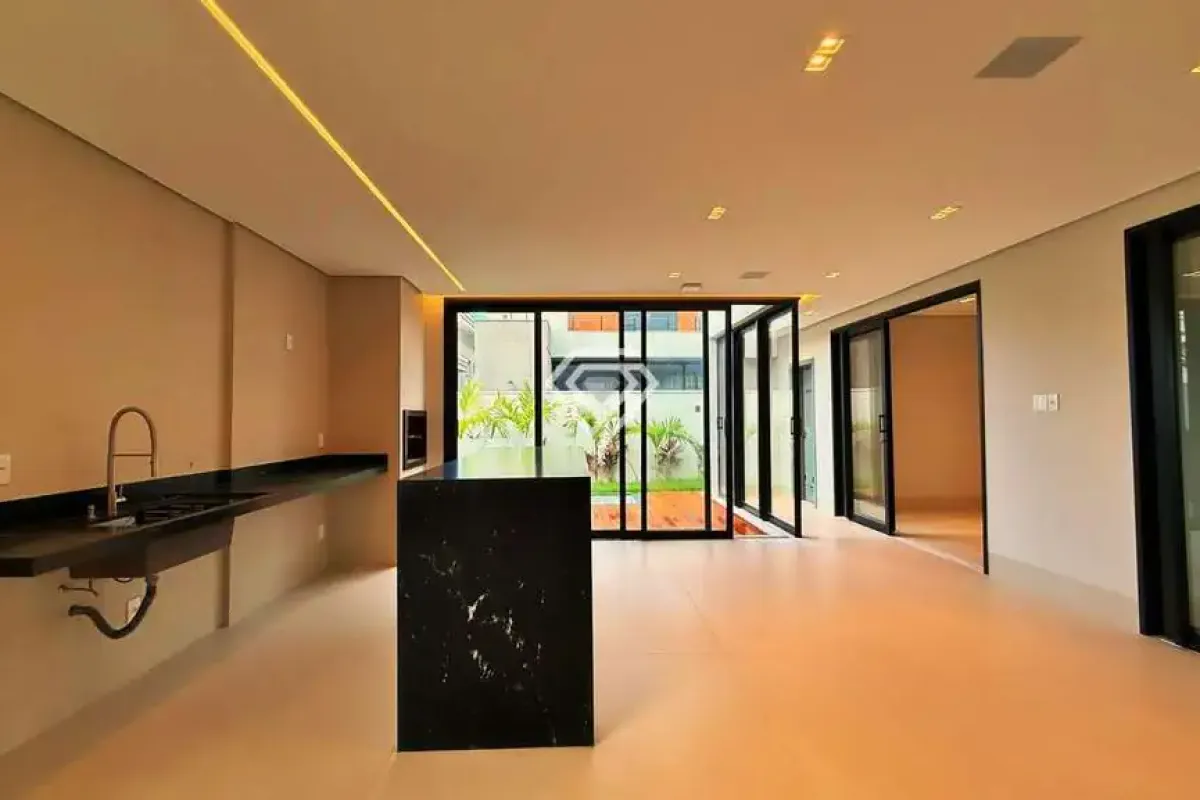 Sobrado 4 Suítes, 352 m² c/ Lazer à Venda no Condomínio Alphaville — foto