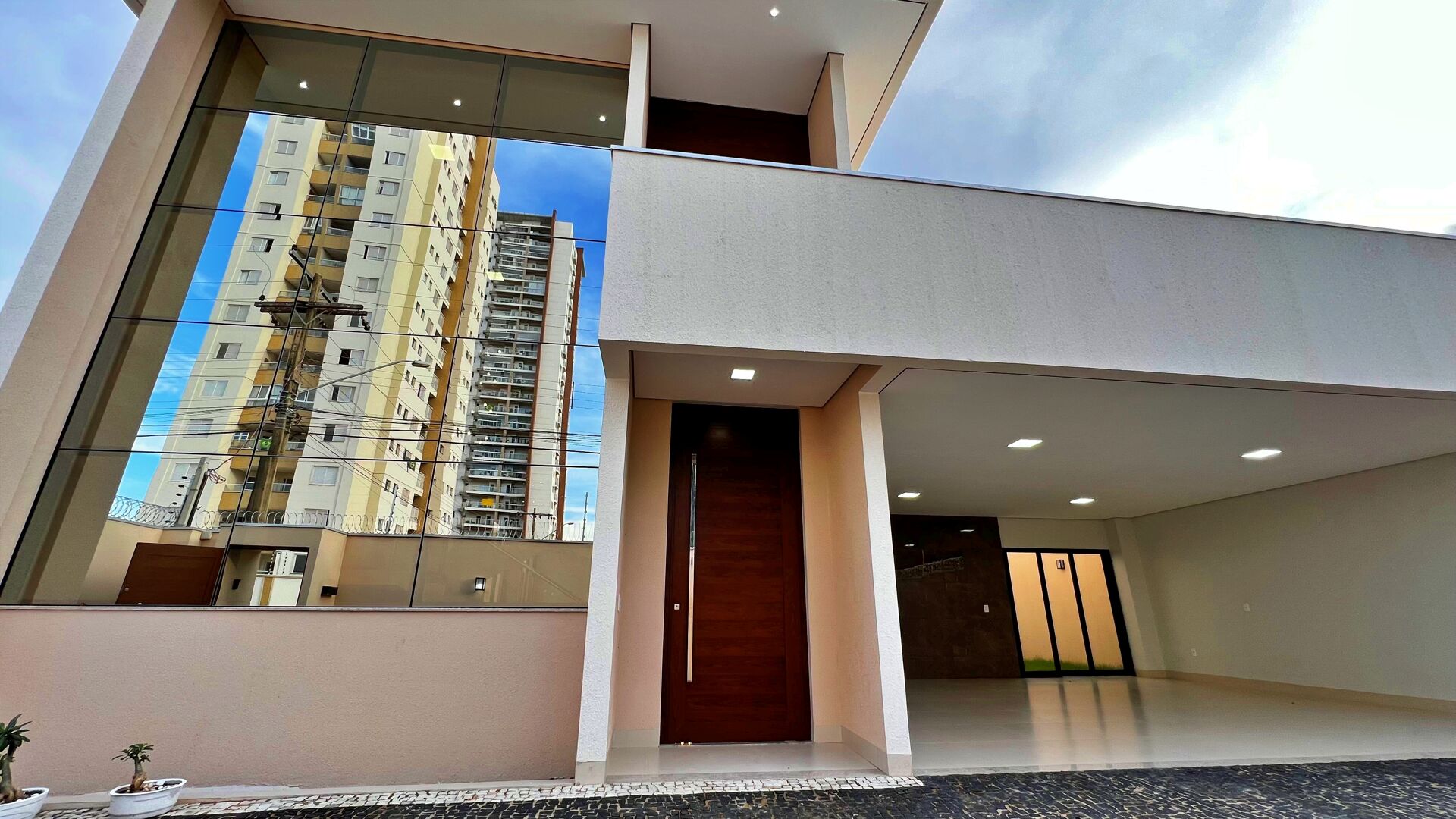 Sobrado 5 Suítes, 411 m² c/ Lazer à Venda na 205 Sul — foto