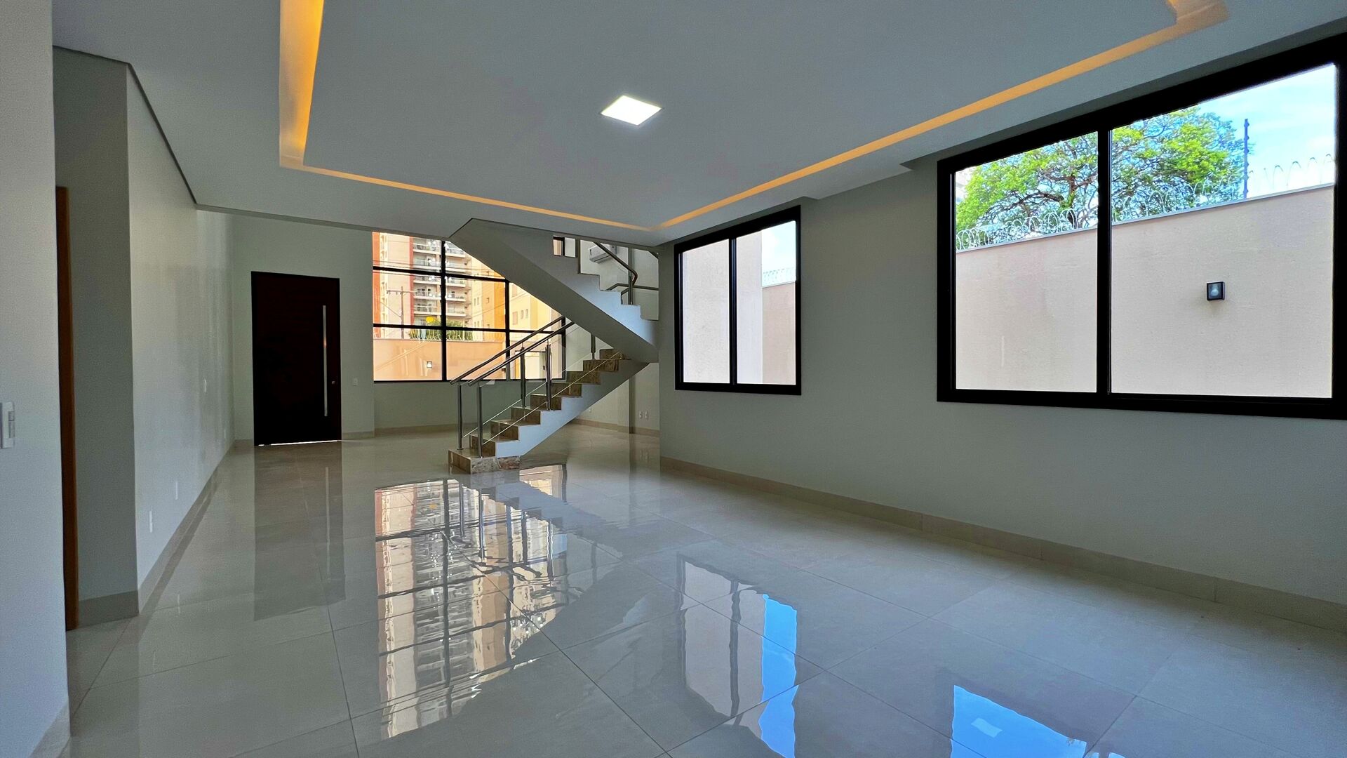 Sobrado 5 Suítes, 411 m² c/ Lazer à Venda na 205 Sul — foto