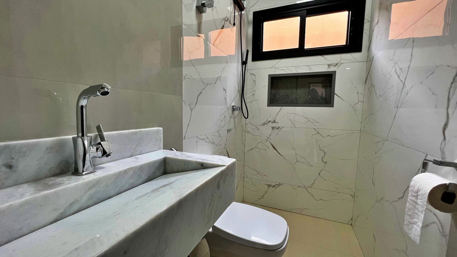 Sobrado 5 Suítes, 411 m² c/ Lazer à Venda na 205 Sul — foto