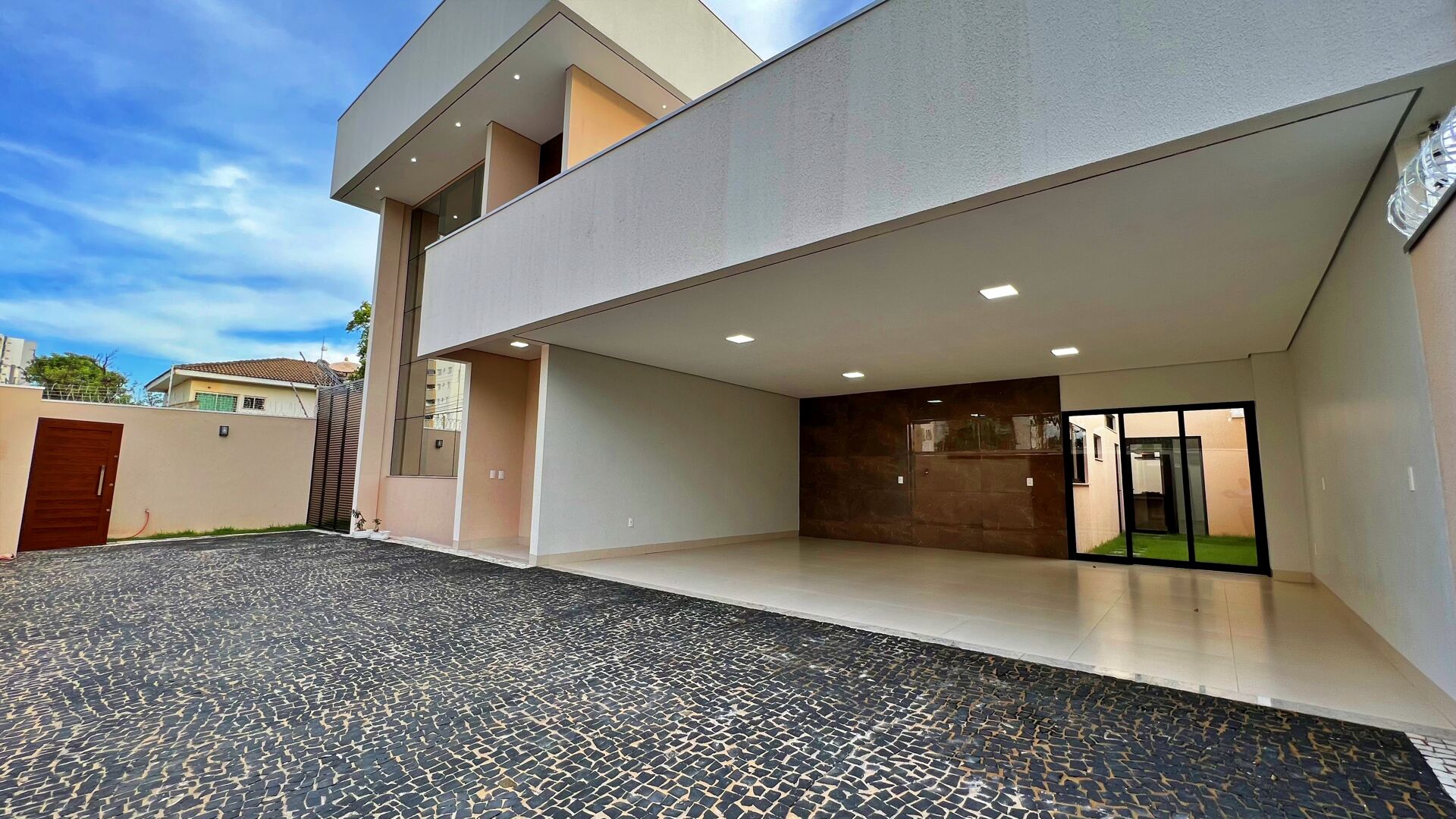 Sobrado 5 Suítes, 411 m² c/ Lazer à Venda na 205 Sul — foto