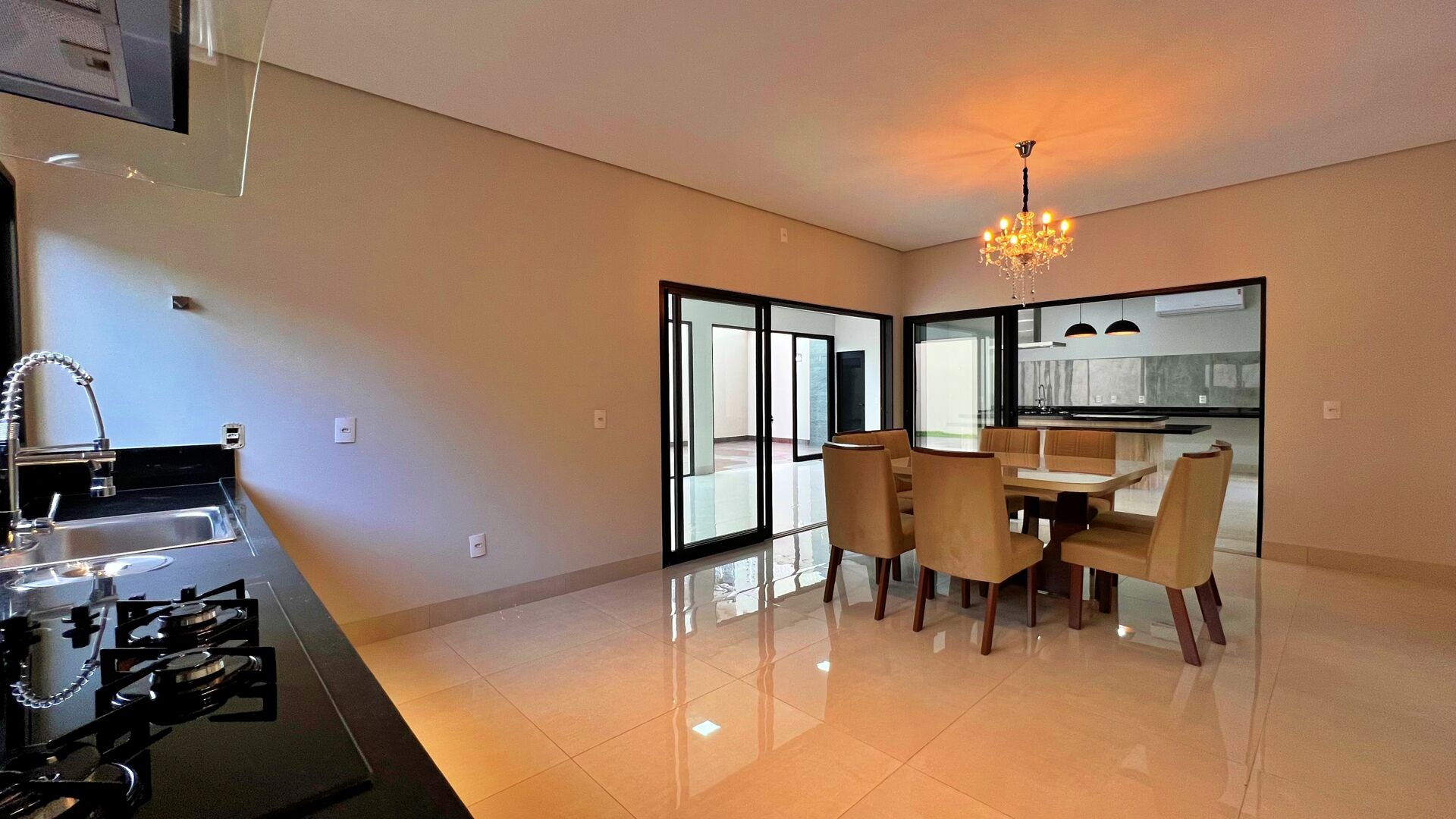 Sobrado 5 Suítes, 411 m² c/ Lazer à Venda na 205 Sul — foto