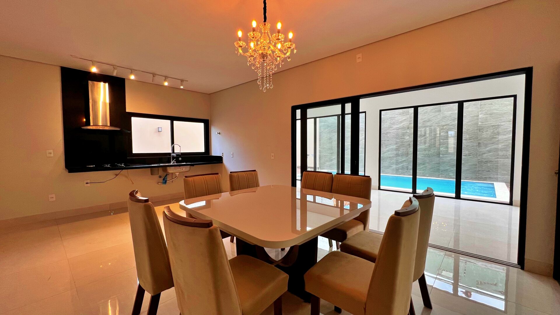 Sobrado 5 Suítes, 411 m² c/ Lazer à Venda na 205 Sul — foto