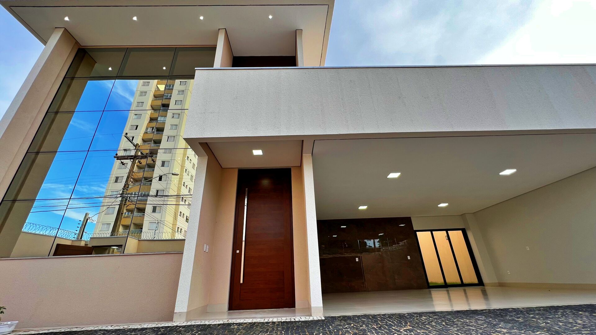 Sobrado 5 Suítes, 411 m² c/ Lazer à Venda na 205 Sul — foto