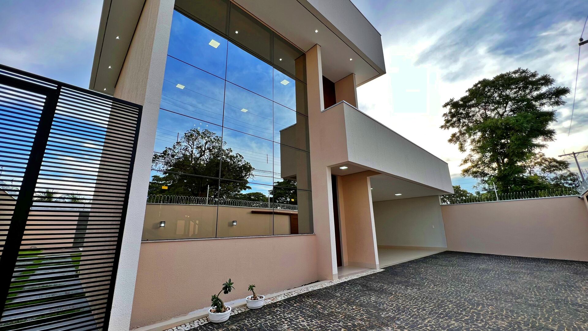 Sobrado 5 Suítes, 411 m² c/ Lazer à Venda na 205 Sul — foto