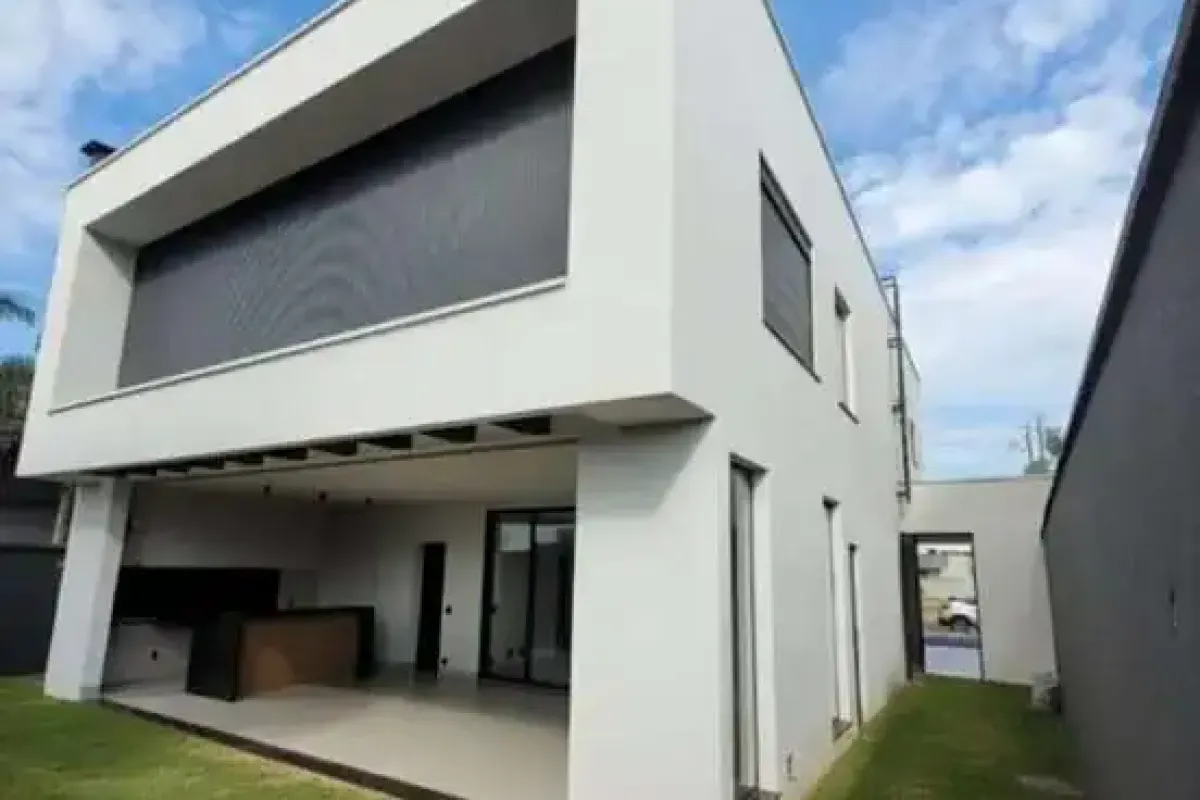 Sobrado de Alto Padrão no Condomínio Parqville Pinheiros - Aparecida de Goiânia-GO — foto