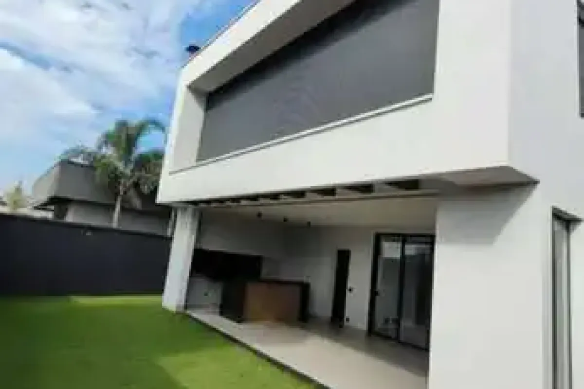 Sobrado de Alto Padrão no Condomínio Parqville Pinheiros - Aparecida de Goiânia-GO — foto