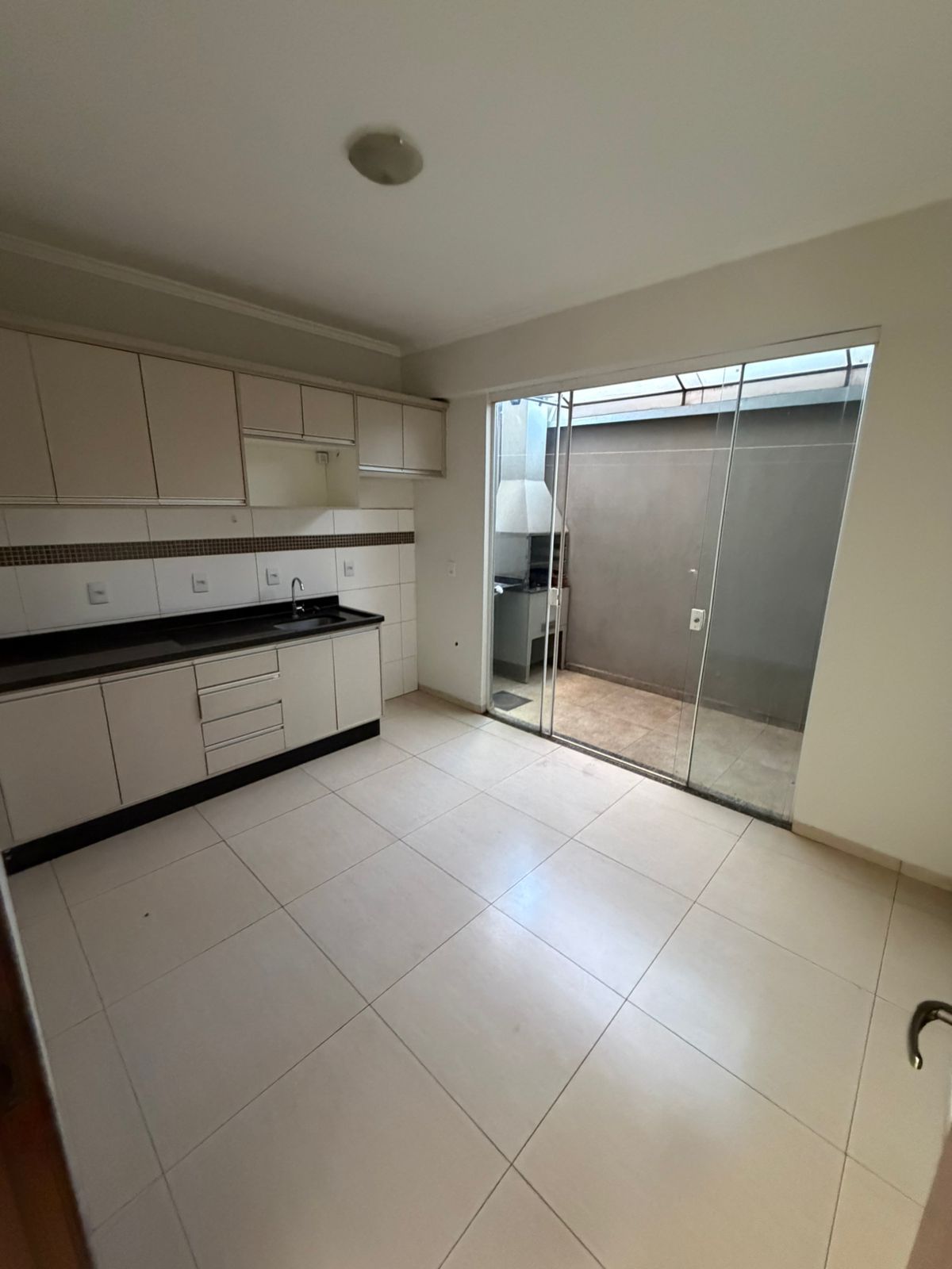 Sobrado para Locação com 3 Quartos – Dourados/MS — foto