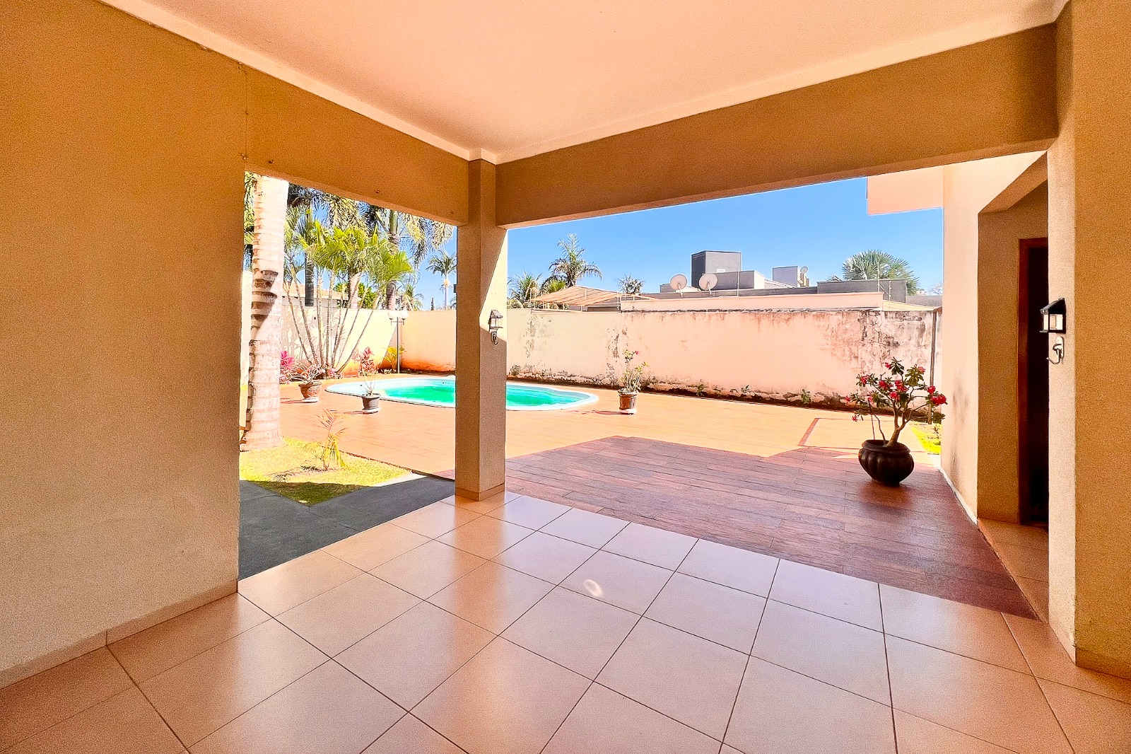 Sobrado de Alto Padrão à Venda com 4 Suítes – Jardim Girassol / Itaipu | Dourados/MS — foto