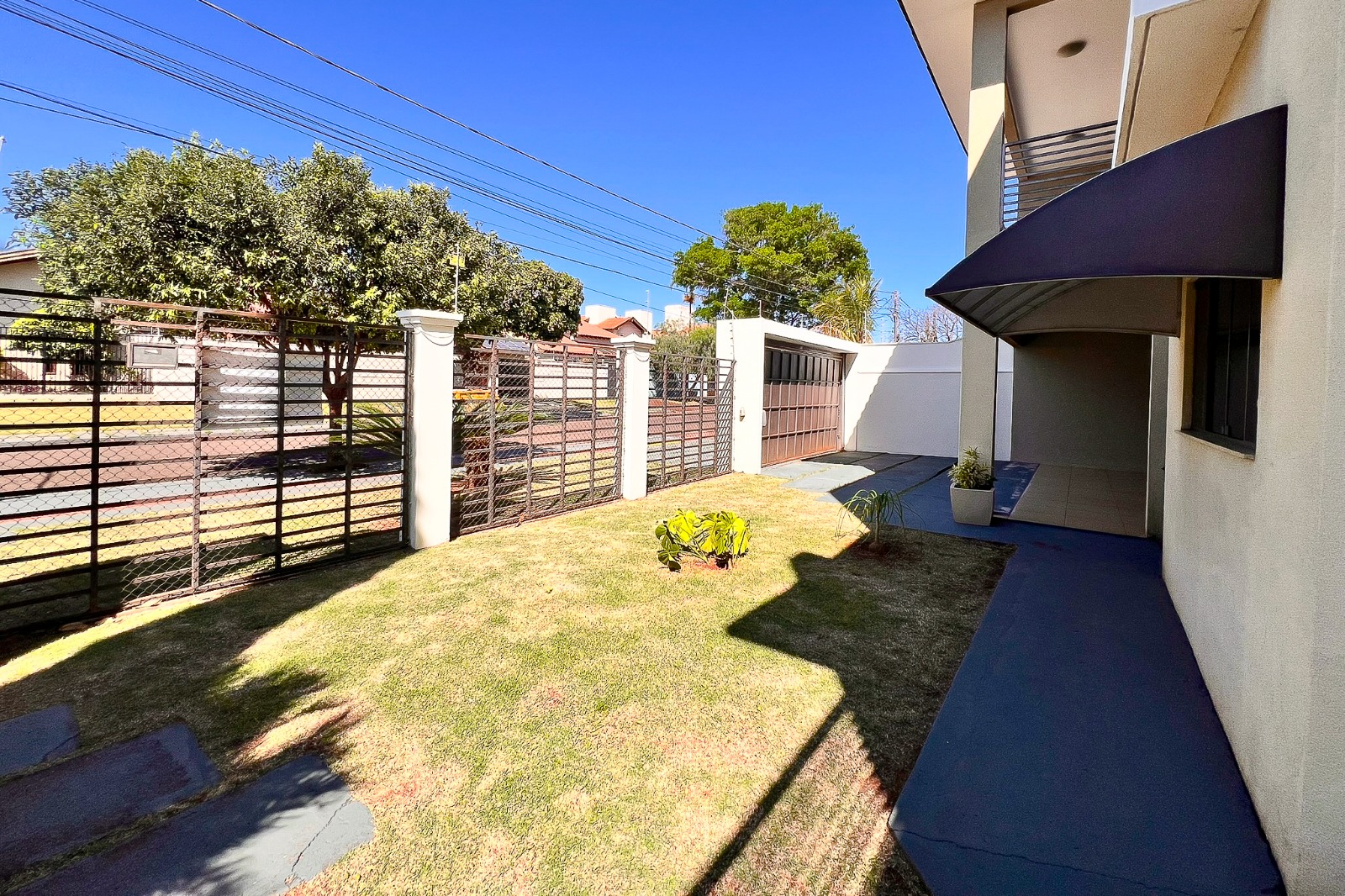 Sobrado de Alto Padrão à Venda com 4 Suítes – Jardim Girassol / Itaipu | Dourados/MS — foto